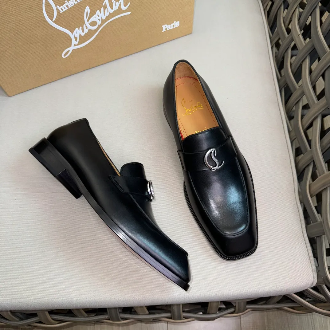[CL red-soled shoes] Top P: 1020💰 Size 39-44 (⚠️38.45.46 custom-made, non-refundable and non-exchangeable) 🆑High-end men's business formal leather shoes, classic red-soled shoes | Fabric: Original imported first-layer cowhide, iconic rivet decoration | Lining: water-dyed cowhide lining Outsole: red cowhide outsole imported from Italy Brand: Christia*.Loubouti* 🆑 High-end men's business dress shoes | classic red soled shoes | Upper: original imported first layer cowhide iconic rivet decoration | Linning: Water dyed cow skin inner Outsole: red cowhide outsole imported from Italy Size: 39-44 (38.45.46 customized) Brand: Christia*.Loubouti*